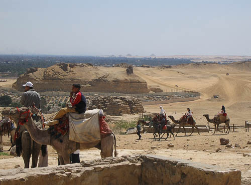 Парковка в Гизе, на дальнем плане видны пирамиды в Дахшуре.