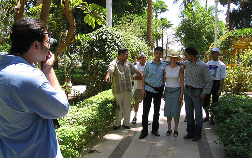 Студенты фотографируются с европейской девушкой в ботаническом саду Асуана.