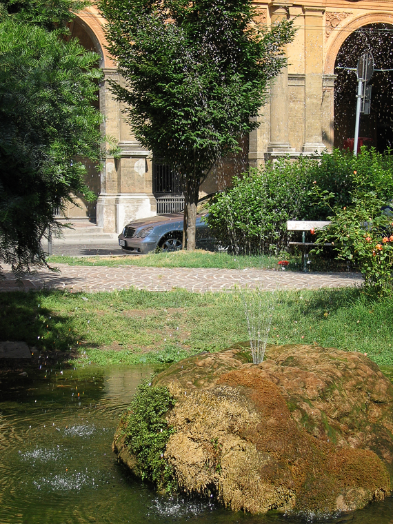 Маленький парк с маленьким фонтаном в Болонье