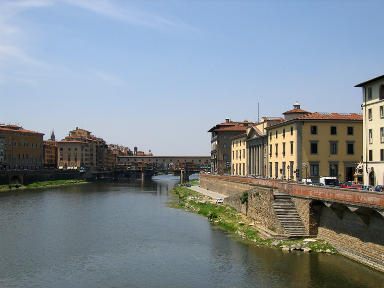 Флоренция. Вид с моста на другой (Золотой) мост и реку