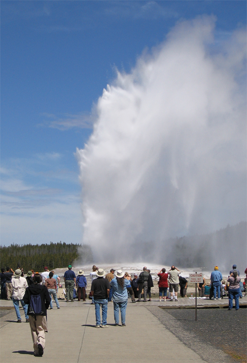 Очередное извержение гейзера Old Faithfull собрало толпы туристов.