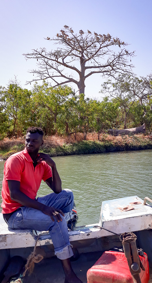 Негр на лодке в эстуарии реки Гамбия