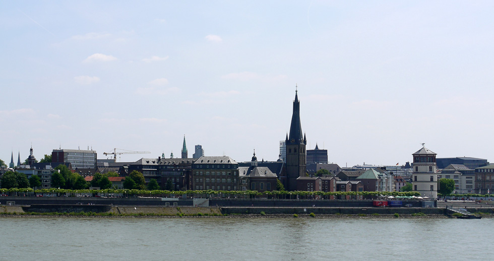 Вид на Дюссельдорф с моста через Рейн