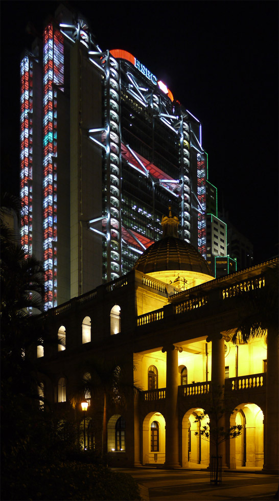Здание HSBC ночью