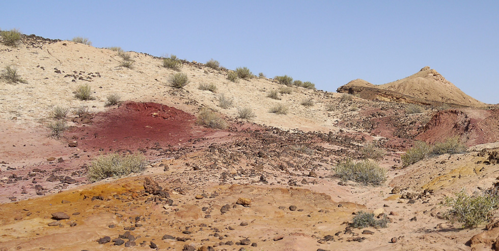 Разноцветный песок в кратере Большой Мактеш