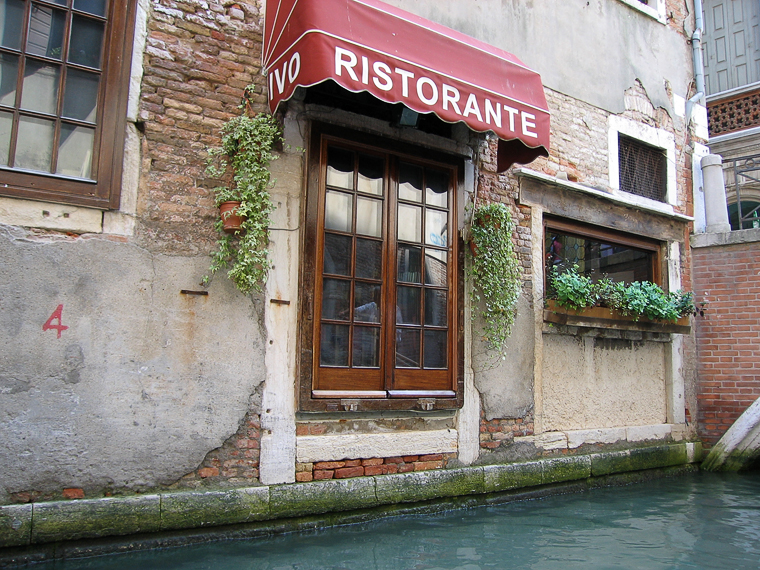 Вход в венецианский ресторан