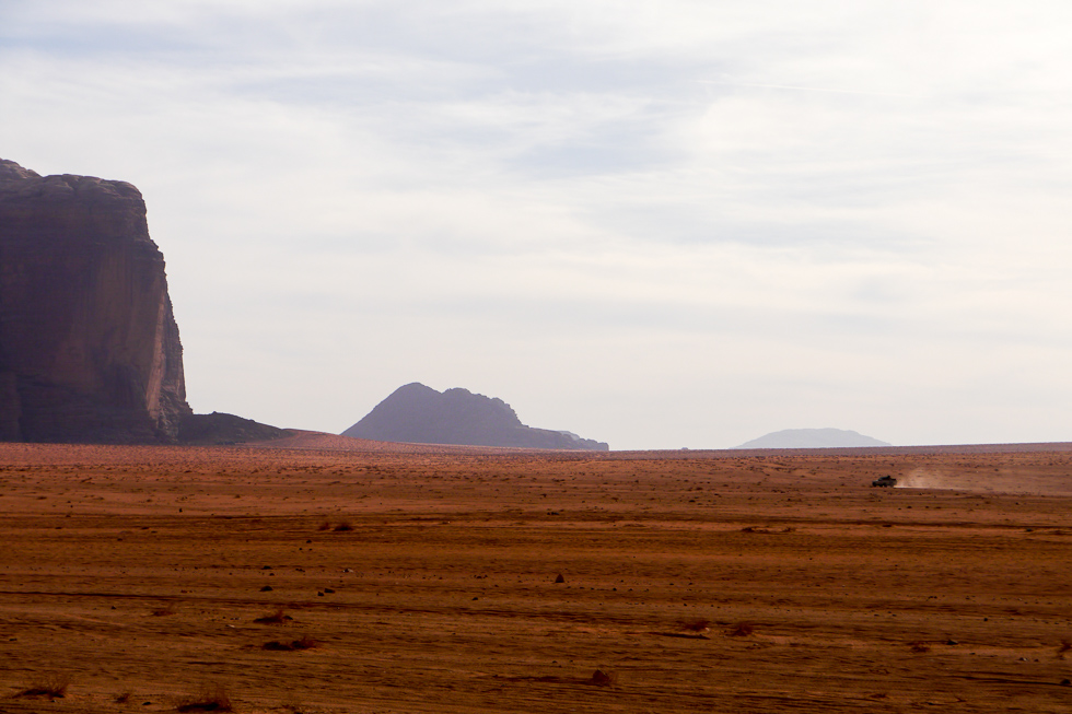 Джип в пустыне Вади-Рам