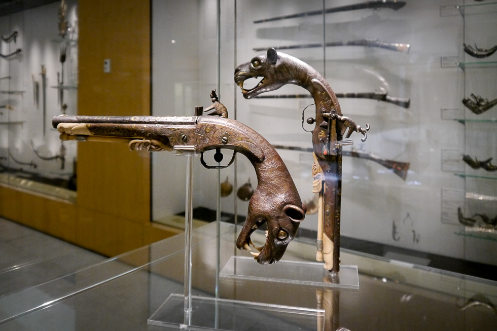 Два тигро-пистолета в музее полиции города Куала-Лумпур