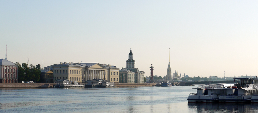 Достопримечательности в ряд: Кунсткамера, ростральная колонна, Петропавловская крепость, минареты и мечеть
