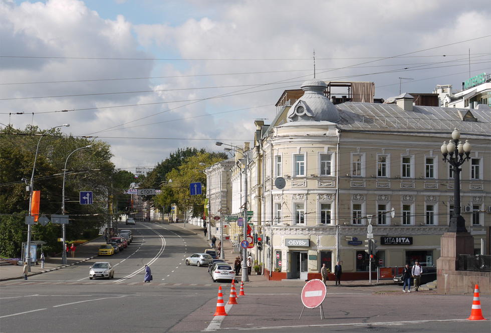 Напротив станции метро "Кропоткинская" улица Волхонка становится Пречистенкой.