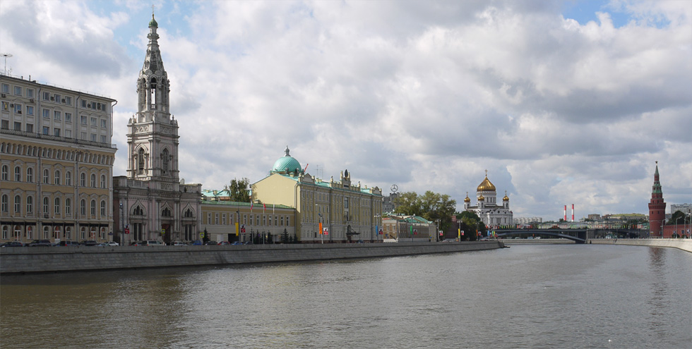 Вид на Кремль и Храм Христа Спасителя со стороны Кремлёвской набережной.