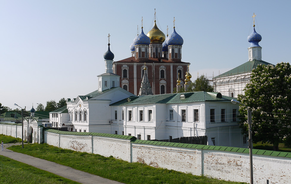 Монастырь рядом с кремлём.