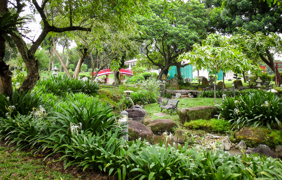 Лавочка в японском саду Сингапура