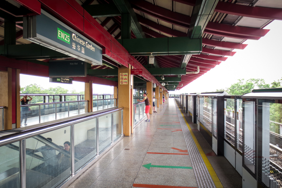Остановка метро Сингапура