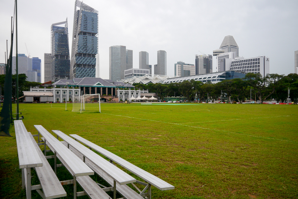 Футбольное поле в центре Сингапура