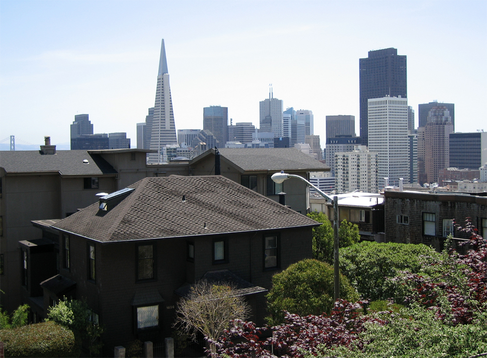 Крыши многих двухэтажных строений могут оказаться выше многоэтажных небоскрёбов делового центра города. Здание Transamerica Pyramid — это отличительная черта Сан Франциско.