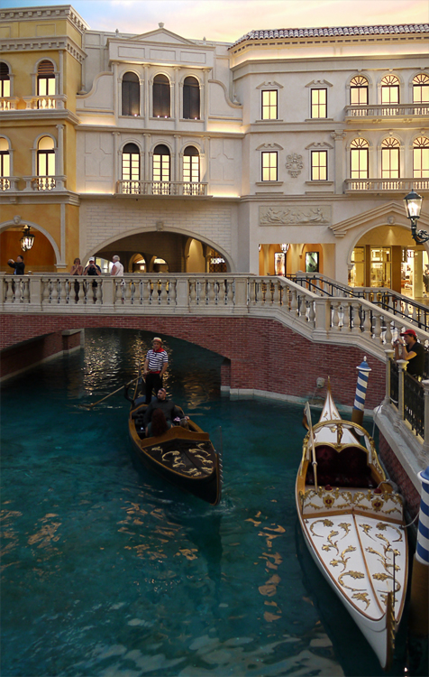 В "Венеции", это всем известно, есть каналы и по ним плавают на гондолах. Это интерьер гостиницы (небо — это потолок).