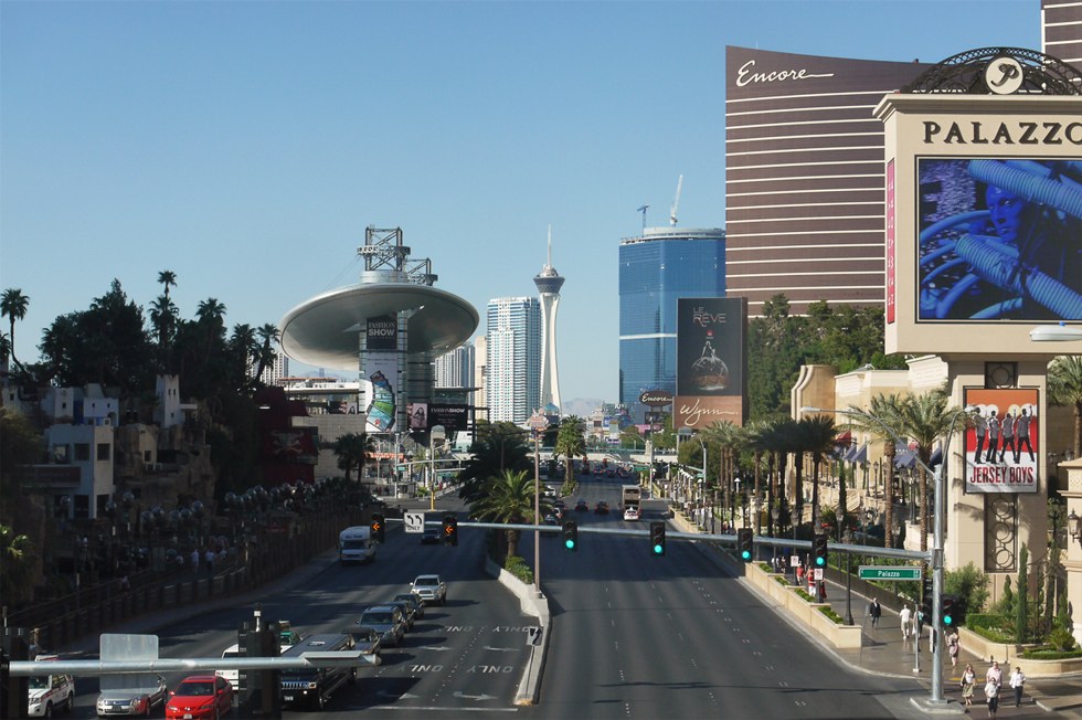 Бульвар Лас Вегас. Вид на гостиницу и казино "Стратосфера".