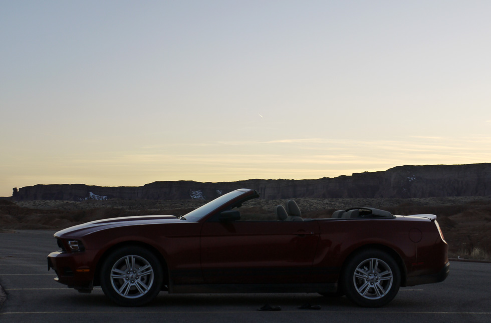 Силуэт Ford Mustang на закате в Goblin Valley, UT