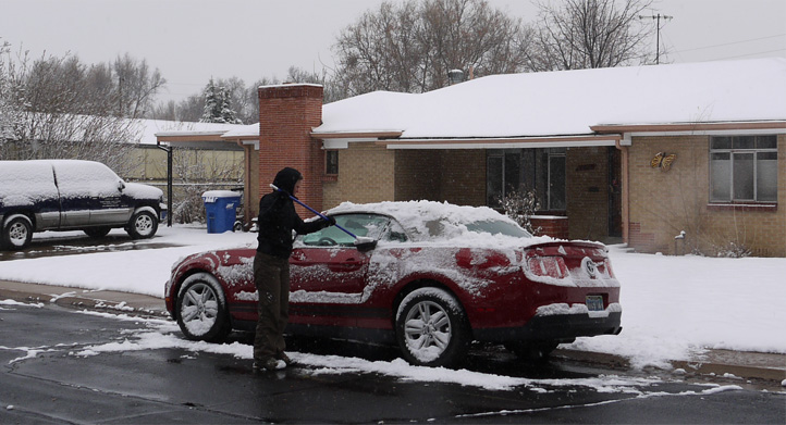 Ford Mustang после ночного снегопада в Денвере