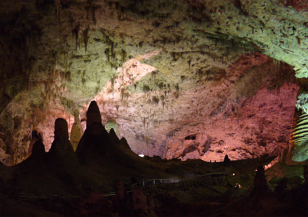 Разноцветная подсветка пещеры
