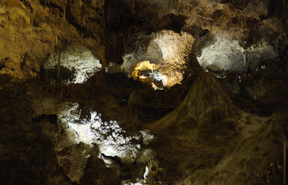 Дорожка с перилами в пещере