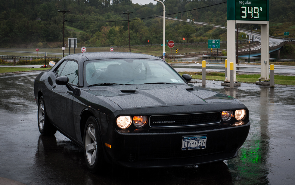 Заправка под дождём Dodge Challenger
