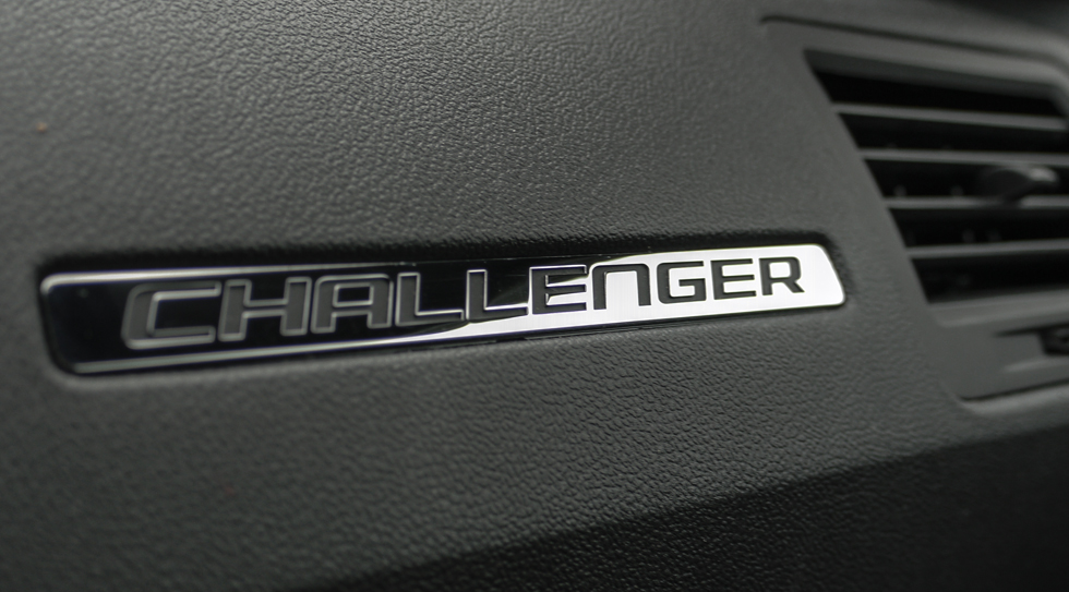 Шильд над бардачком Dodge Challenger