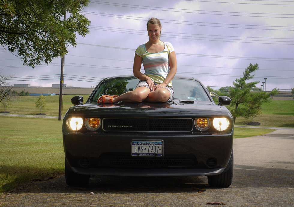 Девушка на черном Dodge Challenger, вид спереди